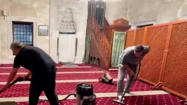 Efsane futbolcu Mesut Özil cami temizlerken görüntülendi Efsane futbolcu Mesut Özil cami temizlerken görüntülendi