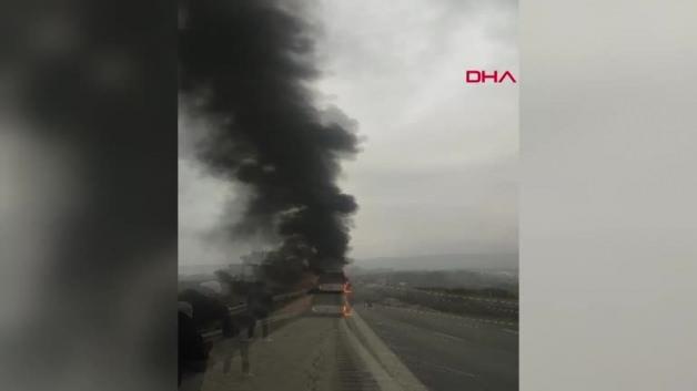 Otoyolda yolcu otobüsü alev alev yandı Otoyolda yolcu otobüsü alev alev yandı