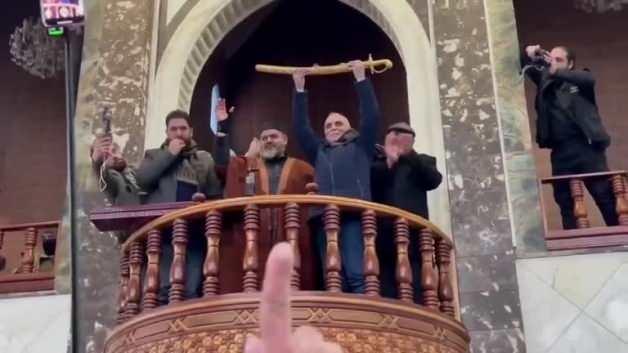 Esed’in ‘sivilleri bombala’ emrine karşı gelmişti! Suriyeli pilota camide anlamlı hediye Esed’in ‘sivilleri bombala’ emrine karşı gelmişti! Suriyeli pilota camide anlamlı hediye