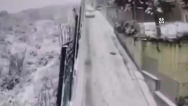 Başakşehir’de kayarak inen sürücü, aracından atlamak zorunda kaldı