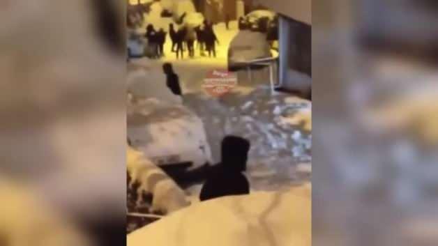 İstanbul’da korku dolu anlar: Yokuş aşağı kayan araç kar sevinci yaşayan insanlara çarptı