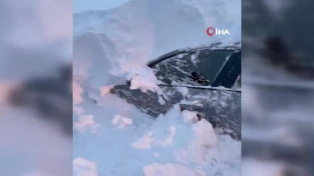 Tonlarca ağırlıktaki kar kütlesinin altında kalan otomobil böyle çıkarıldı