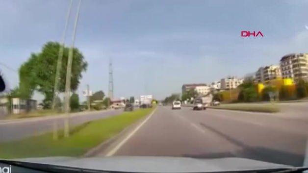 Lastiği patlayan araba karşı şeride geçti! Dehşete düşüren anlar kamerada