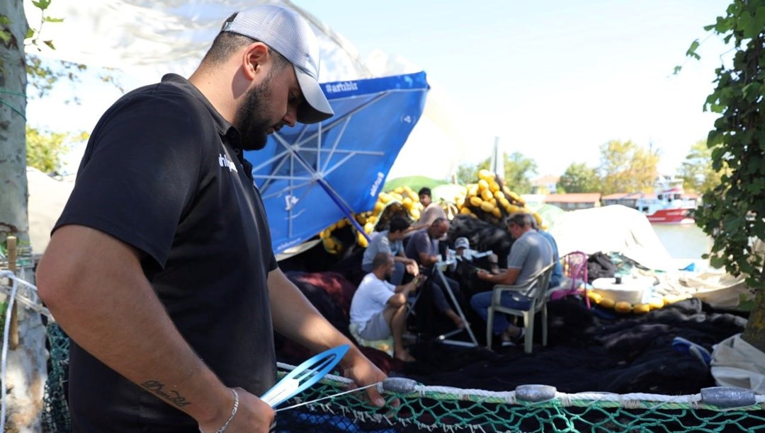 Palamuttan ümidini kestiler: Ağlarını hamsi için onardı Palamuttan ümidini kestiler: Ağlarını hamsi için onardı