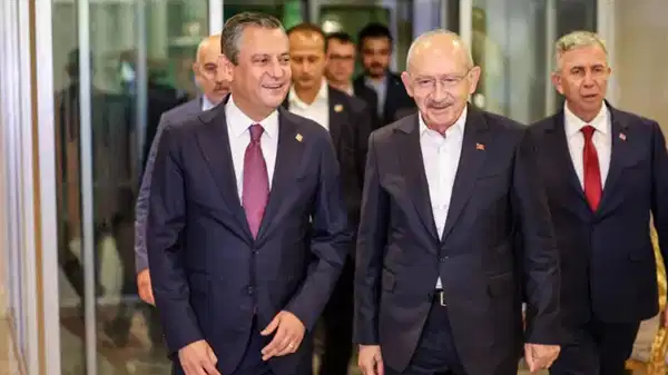 Özgür Özel’den ‘Kılıçdaroğlu’ sorusuna dikkat çeken yanıt: ‘Anket önerdiğim için parti içinde eleştirildim’ – Son Dakika Siyaset Haberleri