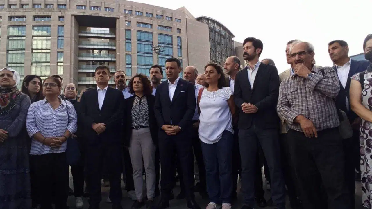 Dokuz kişinin tutukluluğuna devam kararı verilirken duruşma 27 Kasım’a ertelendi: ‘Kent uzlaşısı’ davasında bir tahliye – Son Dakika Siyaset Haberleri