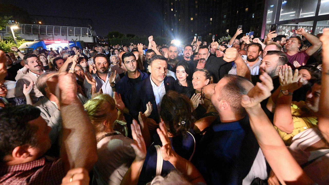 Özgür Çelik, CHP İstanbul İl Başkanlığı’nda: ‘Bütün gece buradayız’ – Son Dakika Siyaset Haberleri Özgür Çelik, CHP İstanbul İl Başkanlığı’nda: ‘Bütün gece buradayız’ – Son Dakika Siyaset Haberleri