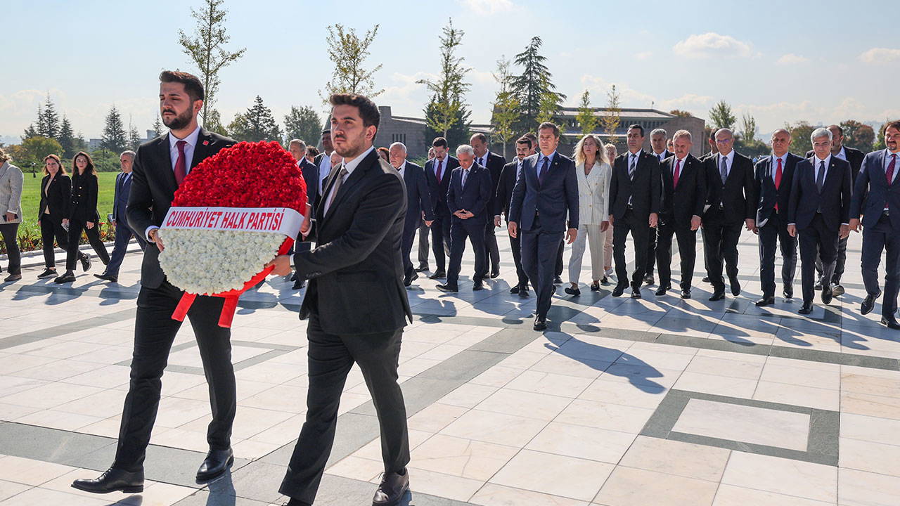 CHP 102 yaşında: CHP heyeti, Devlet Mezarlığı’nı ziyaret etti – Son Dakika Siyaset Haberleri
