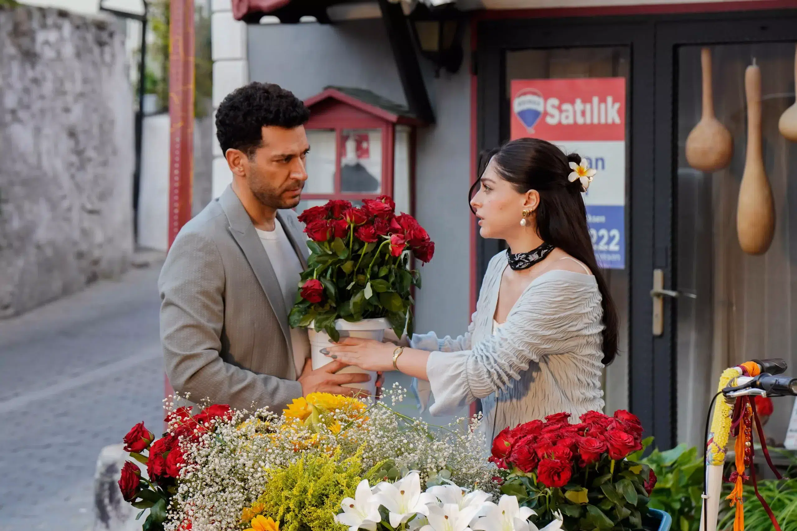 Kanal D ekranında izleyici ile buluşmaya hazırlanan Güller ve Günahlar sete çıktı!
