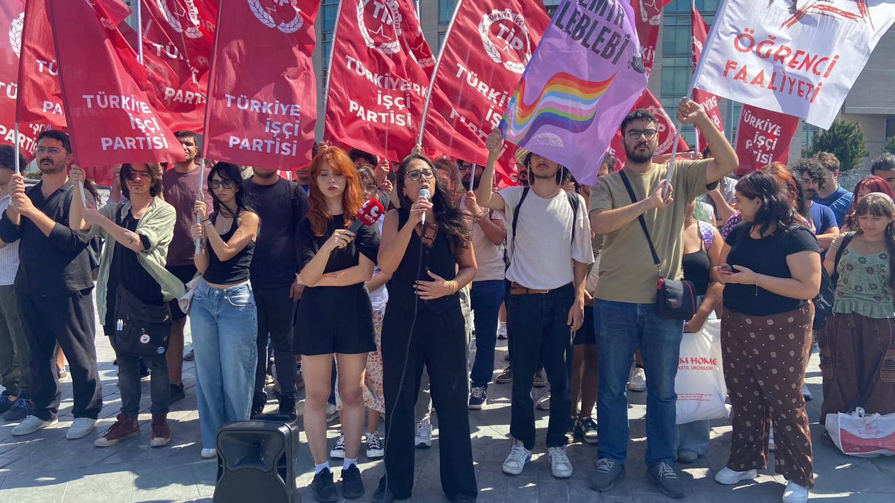 ‘Hilal Özdemir’ cinayetini protesto eden Boğaziçi Üniversitesi öğrencilerine ev baskını: TİP’liler ve gençlerden adliye önünde açıklama – Son Dakika Siyaset Haberleri ‘Hilal Özdemir’ cinayetini protesto eden Boğaziçi Üniversitesi öğrencilerine ev baskını: TİP’liler ve gençlerden adliye önünde açıklama – Son Dakika Siyaset Haberleri