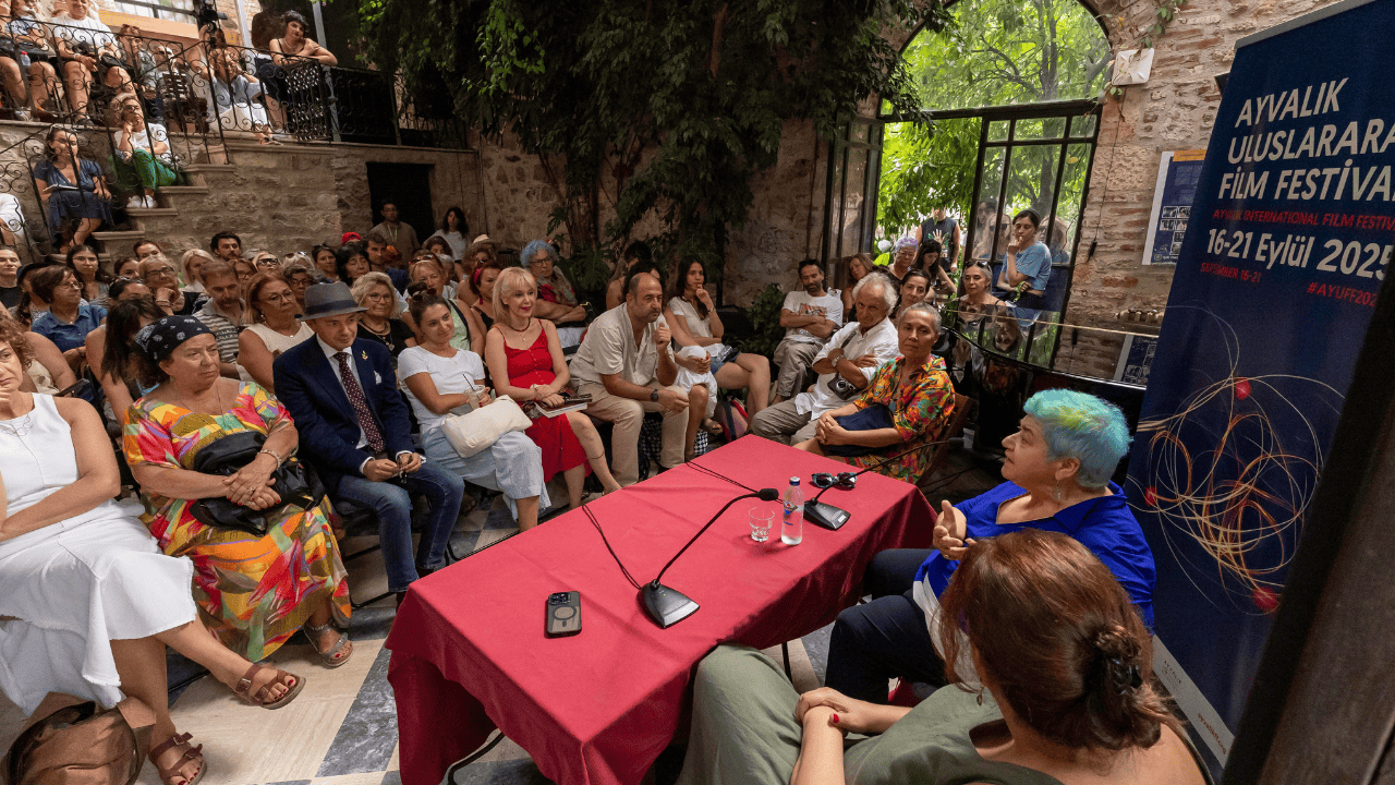Ayvalık Uluslararası Film Festivali’nde İlk Gün: Prömiyerler, Söyleşiler ve Yapay Zekâ Tartışmaları