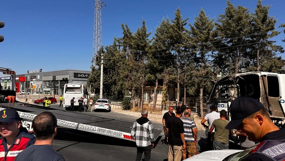 Muğla’da yolcu otobüsü vidanjörle çarpıştı