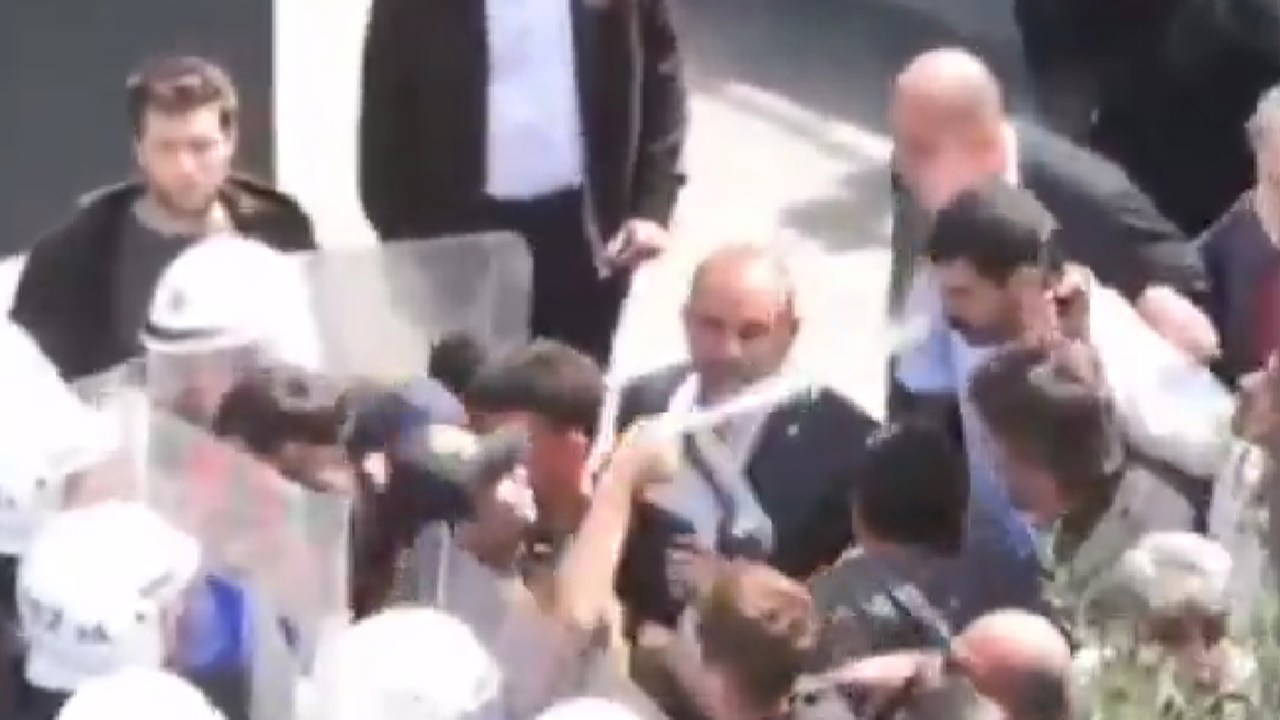 Skandal anlar kamerada: Polis, CHP’li milletvekili Ali Gökçek’e yakın mesafeden gaz sıktı – Son Dakika Siyaset Haberleri