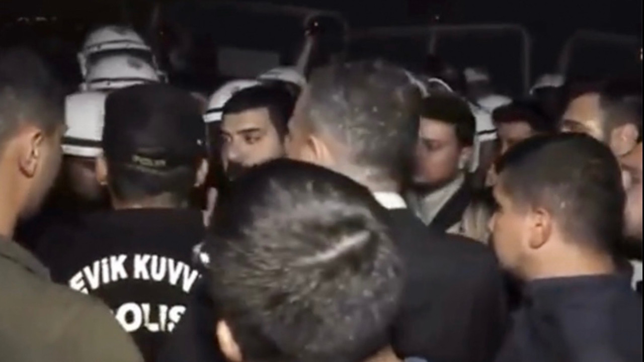 CHP bu gece herkesi parti binasına çağırdı, polis il başkanlığını ablukaya aldı