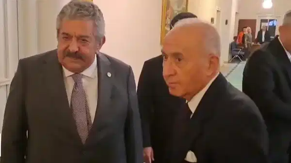 Ankara’da sıcak saatler… Hikmet Çetin ile Feti Yıldız TBMM’de bir araya geldi: Görüşmeyi Devlet Bahçeli mi istedi? – Son Dakika Siyaset Haberleri Ankara’da sıcak saatler… Hikmet Çetin ile Feti Yıldız TBMM’de bir araya geldi: Görüşmeyi Devlet Bahçeli mi istedi? – Son Dakika Siyaset Haberleri