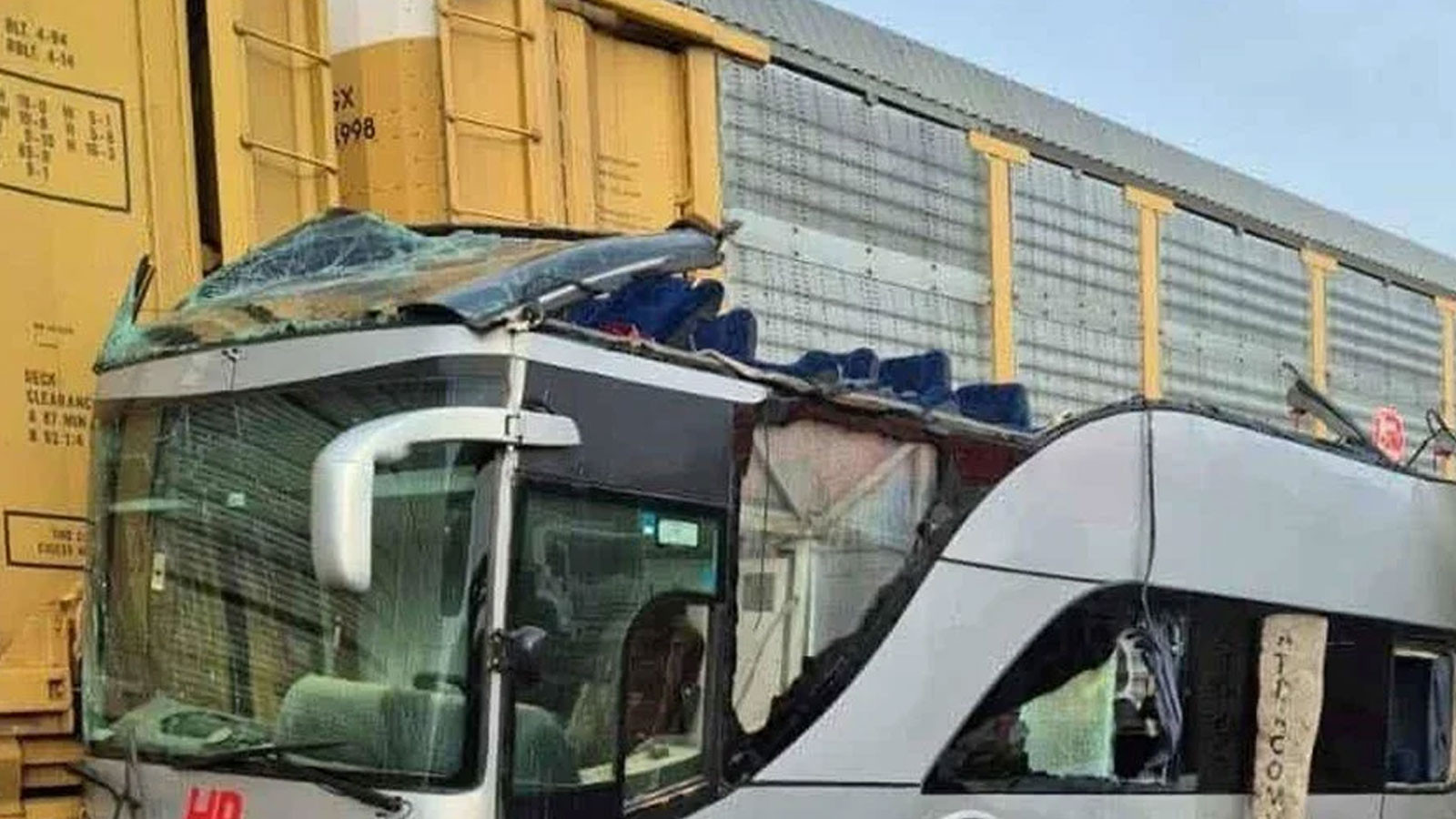 Meksika’da tren ve yolcu otobüsü faciası! Çok sayıda ölü ve yaralı var
