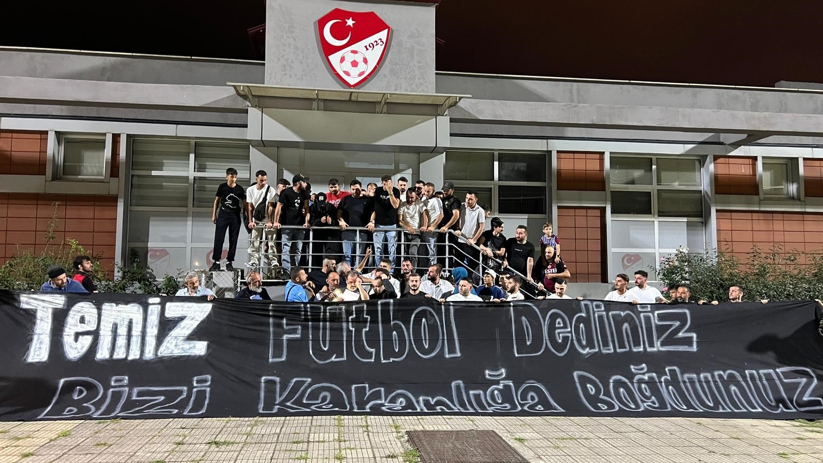 Trabzonspor taraftarından TFF’ye tepki! MHK Başkanı istifaya davet edildi