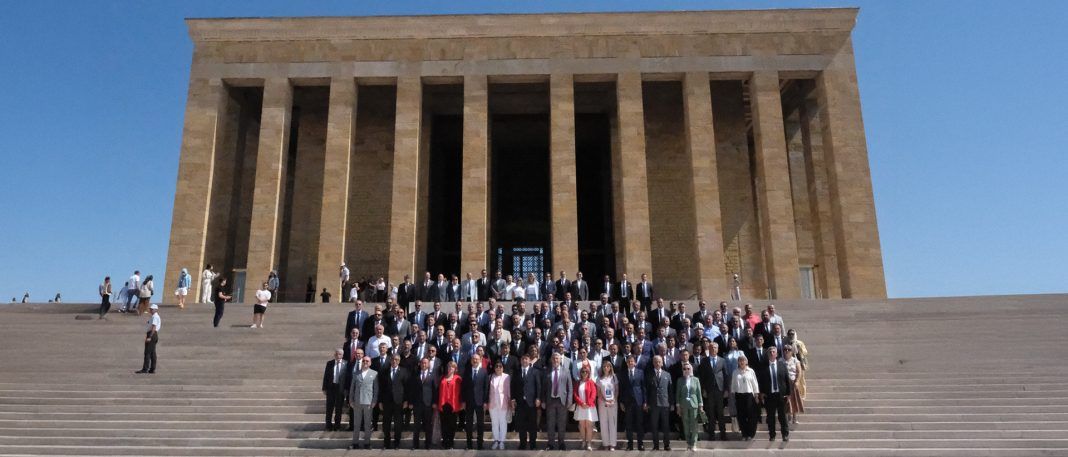 Türk Dünyası Eğitim Kurultayı Kapsamında Anıtkabir’e Anlamlı Ziyaret Türk Dünyası Eğitim Kurultayı Kapsamında Anıtkabir’e Anlamlı Ziyaret