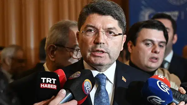 Bakan Tunç, yargıdaki yeni düzenlemeleri duyurdu: Duruşmalar en fazla 2 ay ertelenebilecek, temyiz ve istinaf süreci en geç 6 ayda bitecek! – Son Dakika Siyaset Haberleri