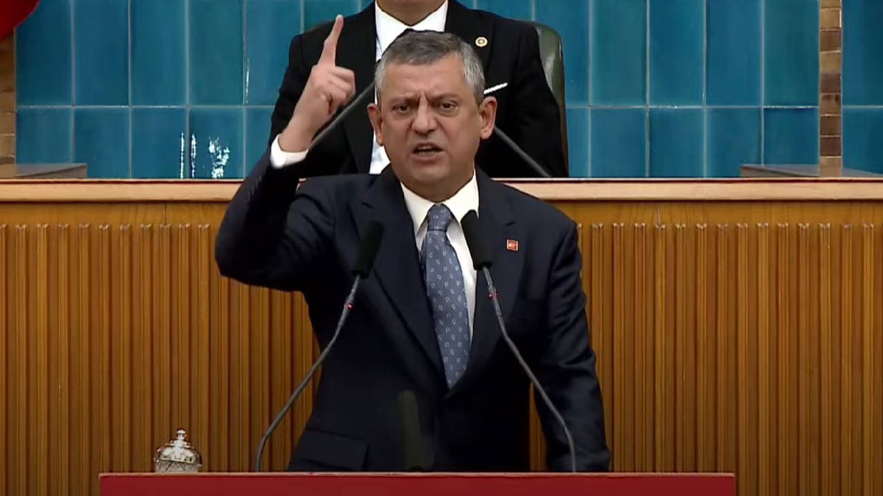 Özgür Özel CHP Grup Toplantısı’nda: Erdoğan’ı, Bahçeli’yi ve yandaş medyayı bombaladı – Son Dakika Siyaset Haberleri