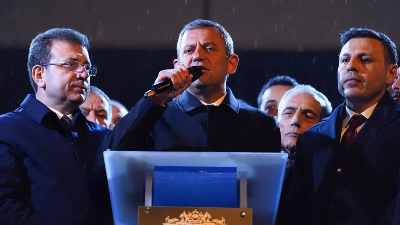 Özgür Özel ve Ekrem İmamoğlu’nun mesajı İstanbul’da okundu: ‘Milletin vermediği meşruiyeti…’ – Son Dakika Siyaset Haberleri