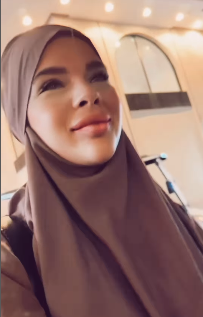 Sihirli Annem’in Tuğçe’si Damla Ersubaşı umre pozlarıyla dikkat çekti