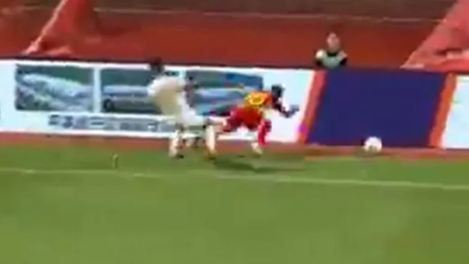 Reklam panosuna çarpan Asamoah’ın boynunda kırıklar var, felç kalabilir
